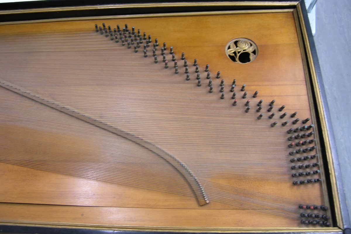 The inside of the clavichord